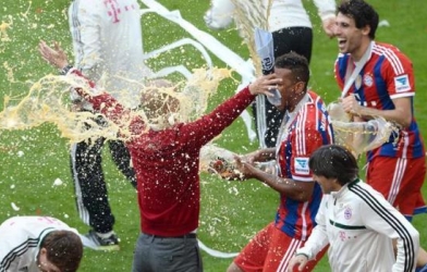 Bayern Munich ăn mừng Đĩa bạc Bundesliga, Pep Guardiola lần đầu tắm bia