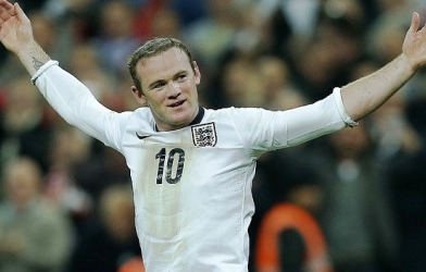 Rooney sang Bồ dưỡng thương cùng 2 chuyên gia thể lực
