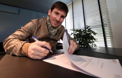 Johan Cruyff:  'Hợp đồng mới của Messi là để che mắt thiên hạ'