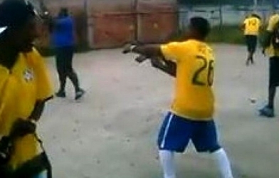 Bắn súng AK ăn mừng bàn thắng ở Brazil