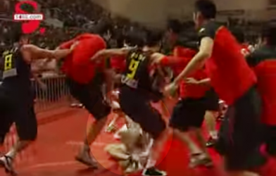 VIDEO: Cầu thủ Trung Quốc điên cuồng tấn công đội bạn