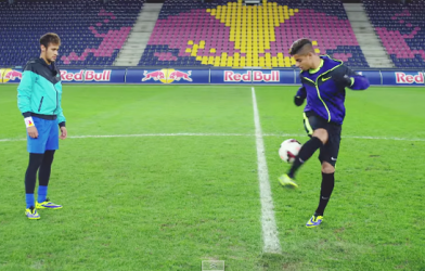 VIDEO: Neymar thi tâng bóng với thần đồng của AC Milan