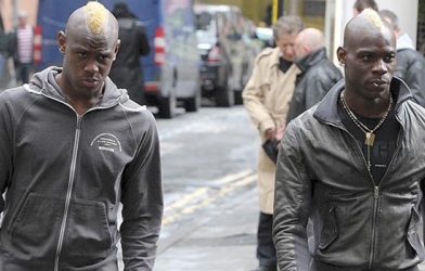 Hai anh em Balotelli đánh cho tên trộm nhừ tử