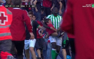 Khán đài sụp đổ, cầu thủ Betis dũng cảm lao vào cứu fan