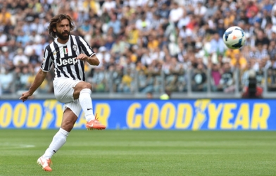 VIDEO: Pirlo sút phạt siêu đẳng khiến đối phương phản lưới