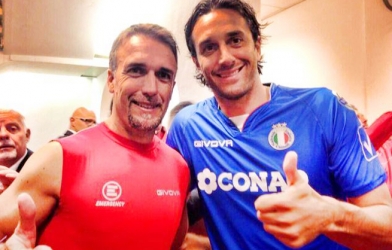 Video danh thủ: Batistuta lập siêu phẩm trong ngày tái xuất