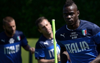 CĐV Italia phản đối dữ dội Mario Balotelli