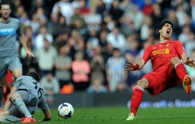 Bị dọa giết vì khiến Suarez chấn thương