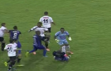 Cầu thủ suýt no đòn vì chơi bóng thiếu fair-play