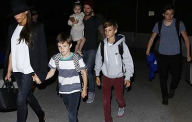 Gia đình Becks-Vic 'ton sur ton' trong ngày trở về Mỹ