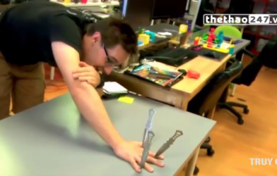 VIDEO: Màn chơi dao thót tim đầy nghệ thuật