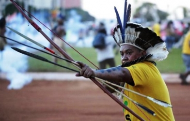 Thổ dân da đỏ bắn cung tên phản đối World Cup 2014