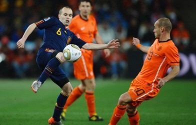 Tây Ban Nha phải mặc áo trắng khi gặp Hà Lan