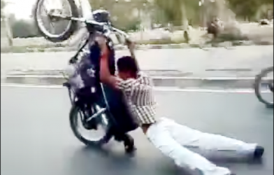 Video đua xe: Màn bốc đầu siêu đẳng của 'dân tổ' Pakistan