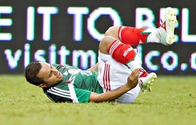 Gãy đôi chân, tuyển thủ Mexico mất World Cup vì ham bóng