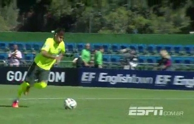 Neymar luyện sút penalty 'siêu dị' chuẩn bị cho World Cup 2014