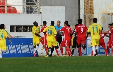 Trọng tài Nguyễn Trọng Thư bị cầu thủ Hải Phòng đấm trúng mặt