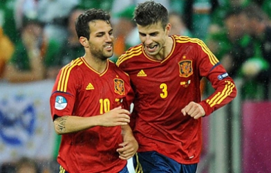 Pique 'vô tình' tiết lộ số tiền Barca bán Cesc Fabregas