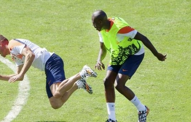ĐT Hà Lan lục đục: Robben suýt tẩn đồng đội trẻ ngay trên sân tập