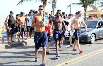 Cầu thủ Anh khoe cơ bụng 6 múi trên đường phố Brazil