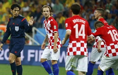 Ấm ức vì bị xử ép, CĐV Croatia chế ảnh TT Nishimura là fan của Brazil