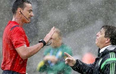 Trọng tài liên tiếp sai lầm trong ba trận đầu World Cup 2014