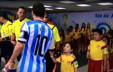 Trước chiến thắng, Messi 'hắt hủi' fan nhí