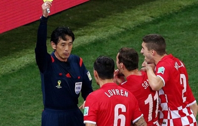 Trọng tài ‘hạ sát’ Croatia ở trận khai mạc bị trừng phạt