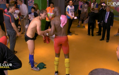 Cầu thủ của Croatia và Cameroon đổi quần cho nhau