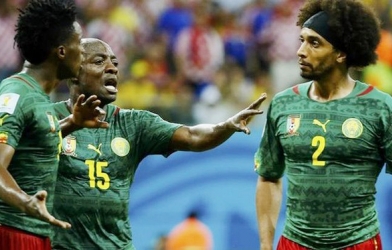 Video: Cầu thủ Cameroon choảng nhau trên sân