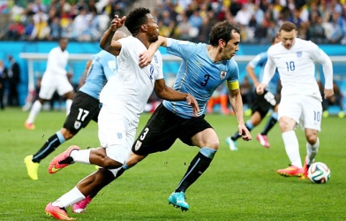Video World Cup 2014: Uruguay thoát thẻ đỏ của Godin (Uruguay vs Anh)?