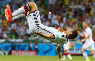 Miroslav Klose cân bằng kỷ lục của Rô ‘béo’