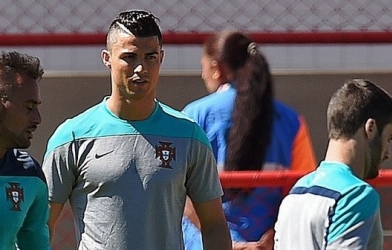 Ronaldo lại trưng kiểu tóc mới trước loạt trận 'sinh tử'