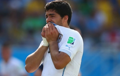 Nhận án phạt từ FIFA, Suarez chia tay World Cup và về nước sớm