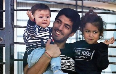 Luis Suarez lần đầu xuất hiện sau án phạt tranh cãi của FIFA
