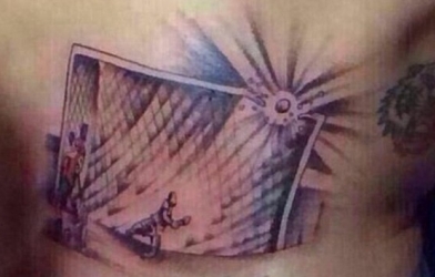 Cầu thủ Chile xăm hình sút trúng xà vì hận Brazil