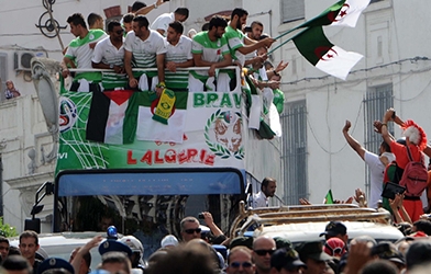 Những người hùng World Cup của Algeria được chào đón nồng nhiệt