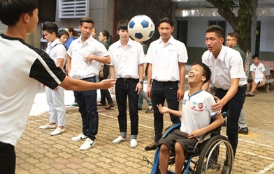 Các cầu thủ U19 Việt Nam tham gia hoạt động từ thiện tại TPHCM