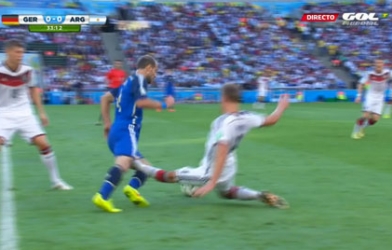 Howedes đạp thẳng đầu gối Zabaleta trong trận chung kết