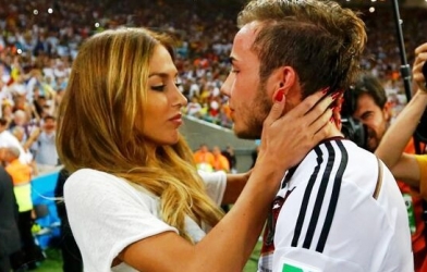 Bạn gái hôn Gotze mừng chiến thắng, fan ăn gỉ mũi chọc tức Joachim Loew