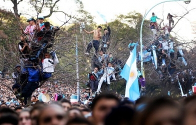 Fan Argentina trèo cây đầy mạo hiểm xem chung kết
