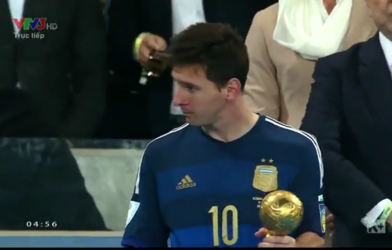 VIDEO: Messi buồn bã nhận Quả bóng vàng World Cup 2014