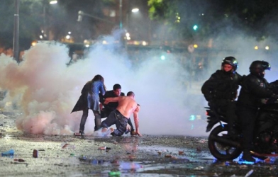 VIDEO: CĐV gây bạo loạn ở thủ đô Argentina sau trận chung kết World Cup