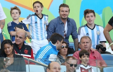 Ferdinand sốc vì Becks cho con mặc áo Argentina
