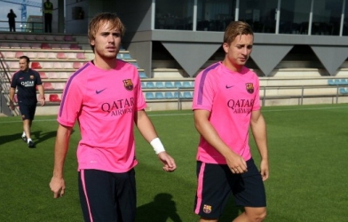 Barca tập luyện trong trang phục màu hồng