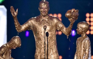 Cha con Beckham ‘hú vía’ khi nhận giải Legend Award