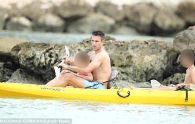 Robin van Persie không cùng Man United du đấu trên đất Mỹ