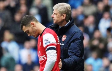 Arsene Wenger: Arsenal sẽ mua thêm cầu thủ, Vermaelen có thể đi