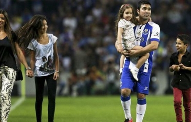 Porto 4-4 Barca: 90 phút nghẹn ngào của 'Magico'