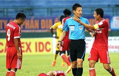 Gặp trọng tài ngoại, HN.T&T lo thiệt trận hạ màn